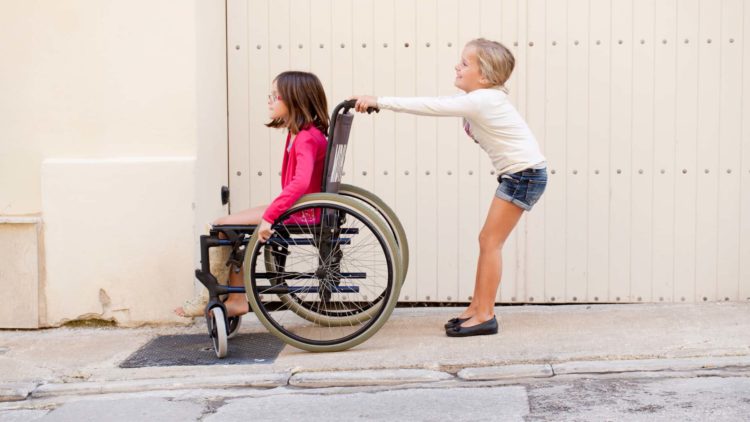 deficiencia crianca cadeira de rodas